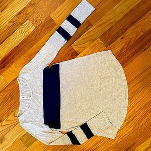 Long sleeve light sweater.